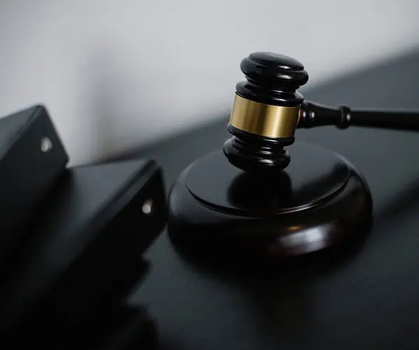 Jak prawnik budowlany chroni inwestora przed kosztownymi błędami na budowie