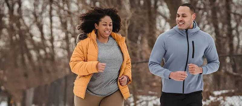 Kurtki przejściowe damskie plus size — przewodnik po wyborze, fasonach i stylizacjach