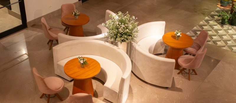 Stoły design: jak wybrać nowoczesny stół do jadalni i kuchni