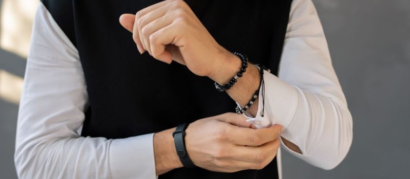 Biżuteria męska antykwaryczna – sygnety, spinki i łańcuszki jako element klasycznej elegancji